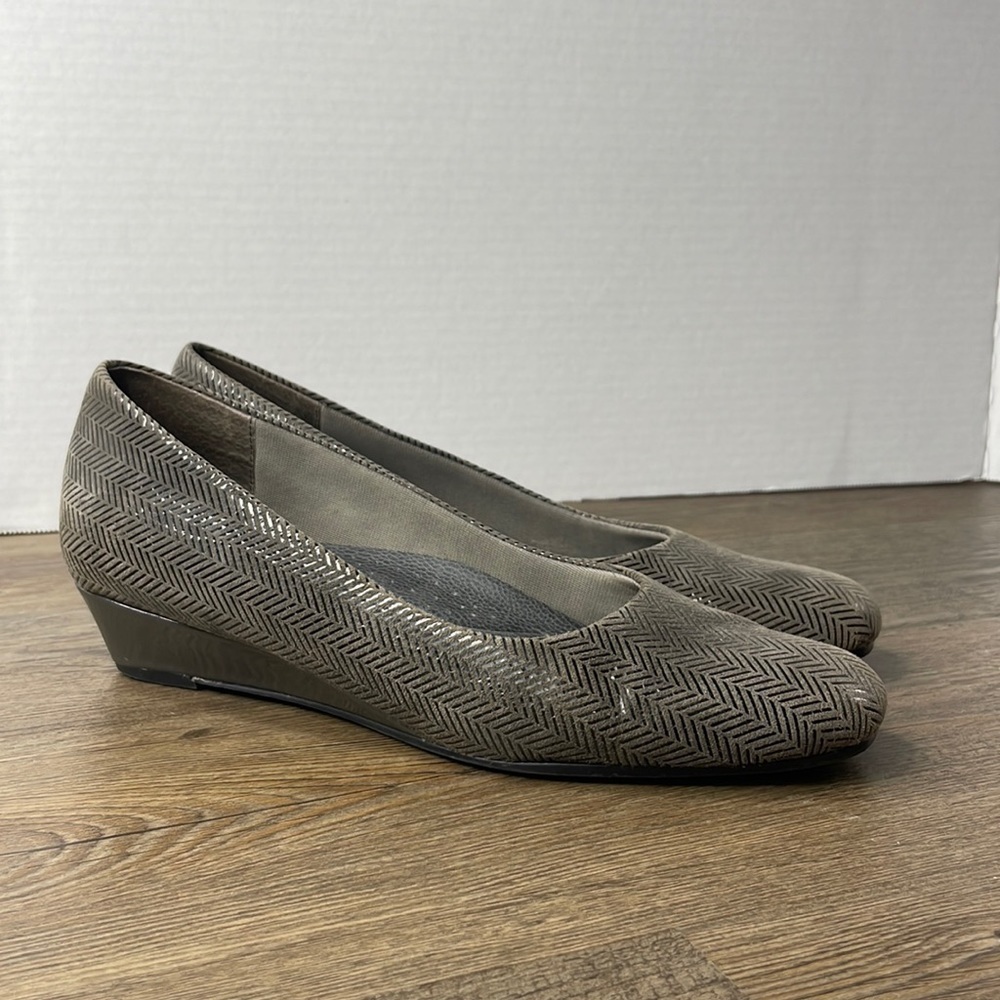 Trotters Women’s Lauren Herringbone Patent Leather Wedge Pumps Dark Gray, size 8